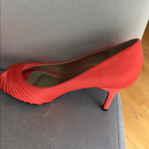 Coral Adrianna Papell Heels! 👠 - Picture 6 of 9